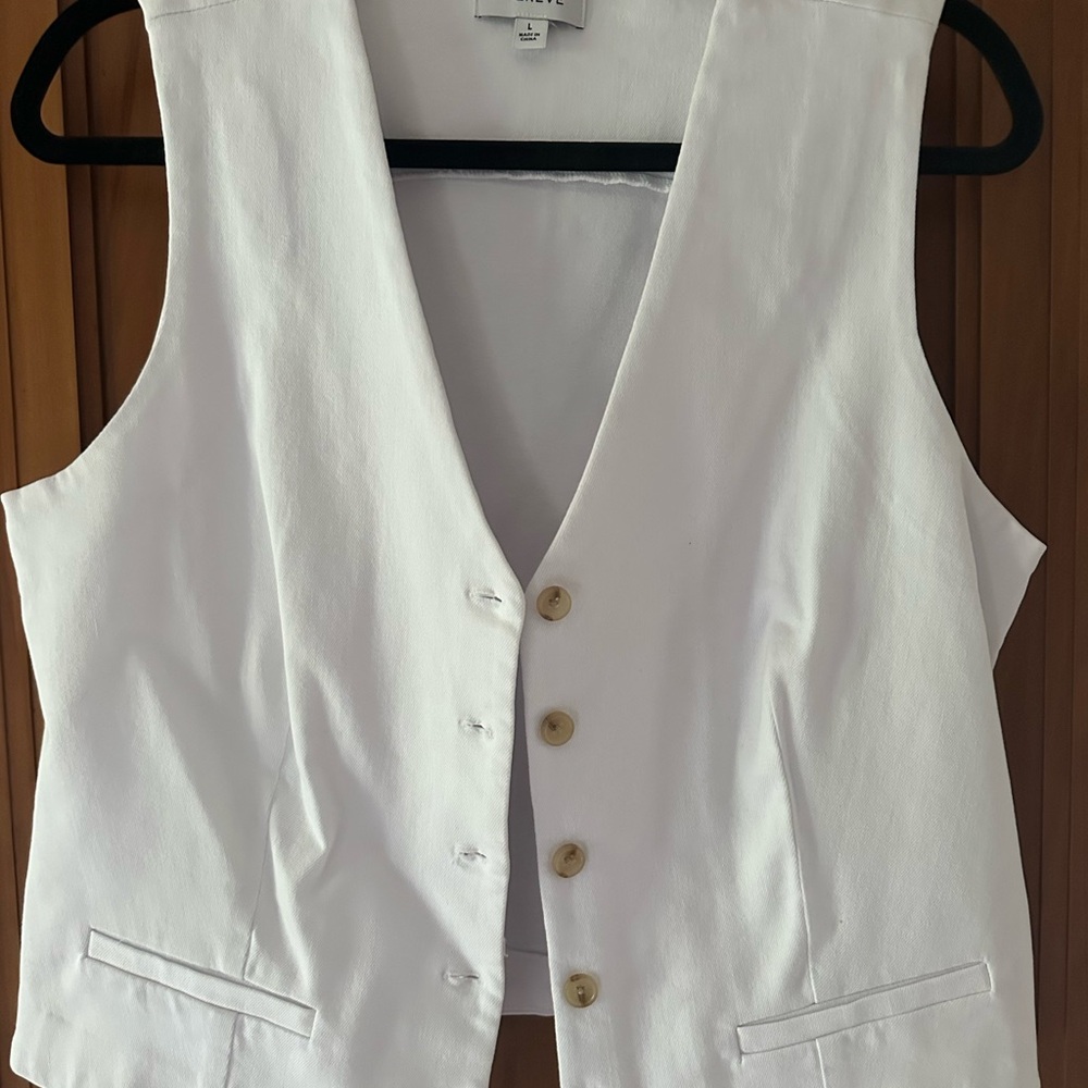 Evereve Sleeveless White Button-Front Vest